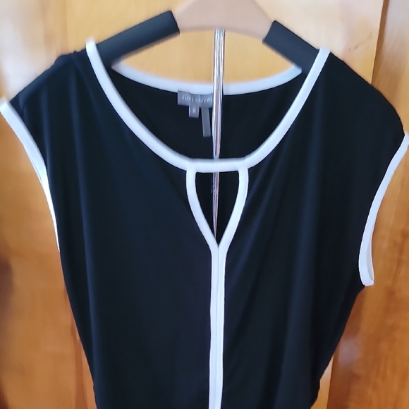 Vince Camuto Black and White Ruched Tie Front Blouse - Picture 4 of 12